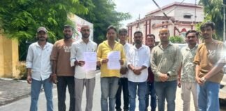 UP: देवी-देवताओं के भेष में नृत्य और आपत्तिजनक झांकियों पर रोक की मांग, मुख्यमंत्री के नाम सिटी मजिस्ट्रेट को सौंपा ज्ञापन