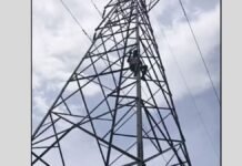 UP: 5 लाख के चेक के लिए बिजली के पोल पर चढ़ा युवक, घंटों चला हाईवोल्टेज ड्रामा!