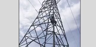 UP: 5 लाख के चेक के लिए बिजली के पोल पर चढ़ा युवक, घंटों चला हाईवोल्टेज ड्रामा!