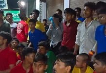 स्कूल में अंधेरा, मेस में घटिया खाना…रायबरेली में रात 2:30 बजे तक सड़कों पर डटे रहे सैकड़ों छात्र
