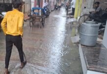 UP: चंदौली में डेढ़ घंटे की बारिश ने खोली नगर पालिका की पोल, राहगीरों से लेकर दुकानदारों तक की बढ़ी परेशानी