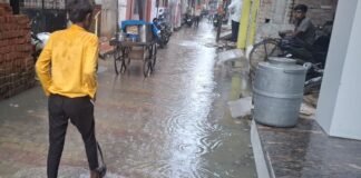 UP: चंदौली में डेढ़ घंटे की बारिश ने खोली नगर पालिका की पोल, राहगीरों से लेकर दुकानदारों तक की बढ़ी परेशानी
