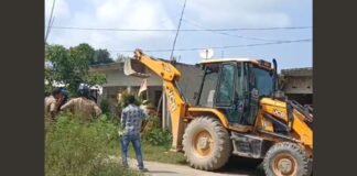 बहराइच में नहर विभाग की जमीन पर चला प्रशासन का बुलडोजर, 3 मकान और दुकान ध्वस्त