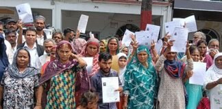 मुरादाबाद: काशीराम कॉलोनी के जर्जर आवास खाली कराने के नोटिस का विरोध, डीएम से लगाई गुहार