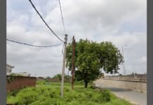 UP: निजी ट्यूबवेल ट्रांसफार्मर से घरेलू बिजली सप्लाई का आरोप, शिकायतों के बाद भी समाधान नहीं