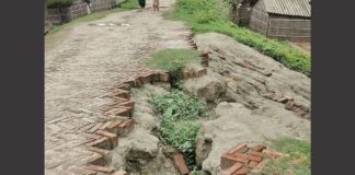 बाराबंकी में बदहाल सड़क से 300 परिवार परेशान, गड्ढों में तब्दील हुआ मार्ग, छठ से पहले मरम्मत की मांग