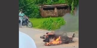 आजमगढ़ में दो बाइकों की जोरदार भिड़ंत, टक्कर के बाद धू-धूकर जलने लगी बाइक, एक घायल
