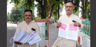 UP: कलेक्ट्रेट पहुंचे ग्रामीण ने झोले में लाए सबूत, ग्राम प्रधान पर लगाया 1.56 करोड़ के घोटाले का आरोप, जानिए पूरा मामला