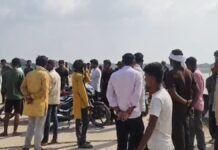 UP: यमुना पुल पर जूते-चप्पल और सुसाइड नोट छोड़ उफनती नदी में कूदी 19 साल की छात्रा! मचा हड़कंप