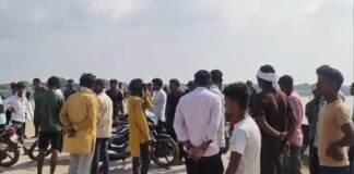 UP: यमुना पुल पर जूते-चप्पल और सुसाइड नोट छोड़ उफनती नदी में कूदी 19 साल की छात्रा! मचा हड़कंप