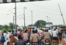 UP: कजरी तीज मेले में उमड़ी भीड़, केसरीपुर रेलवे क्रॉसिंग बना जाम का ‘हॉटस्पॉट’, ओवरब्रिज की मांग