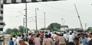 UP: कजरी तीज मेले में उमड़ी भीड़, केसरीपुर रेलवे क्रॉसिंग बना जाम का ‘हॉटस्पॉट’, ओवरब्रिज की मांग
