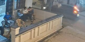 मुजफ्फरनगर: घर के बाहर बैठे व्यक्तियों पर कार सवार दबंगों ने किया पथराव, CCTV में कैद हुई पूरी वारदात