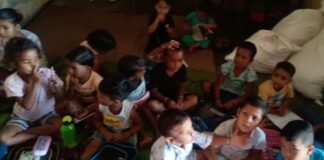 UP: जर्जर आंगनवाड़ी केंद्र में पढ़ने को मजबूर मासूम, हादसे को दावत दे रहा झुका हुआ गार्डर