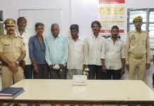 UP: मांट में पुलिस का जुए पर शिकंजा, 6 जुआरी 13,450 रुपये और ताश के पत्तों सहित दबोचे
