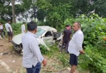 UP: पेड़ से टकराई अनियंत्रित कार, तीन किशोरों की मौत से मचा कोहराम