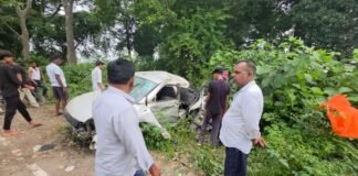 UP: पेड़ से टकराई अनियंत्रित कार, तीन किशोरों की मौत से मचा कोहराम