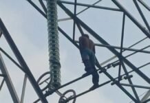 UP: हाईटेंशन टावर पर चढ़ा युवक, नीचे उतरते समय बिगड़ा संतुलन, गिरकर गंभीर घायल