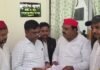 काशी को बदनाम करने की साजिश! सीवर से निकली बालू से भरी बोरियां, सपा नेताओं ने मेयर पर लगाया आरोप