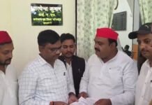 काशी को बदनाम करने की साजिश! सीवर से निकली बालू से भरी बोरियां, सपा नेताओं ने मेयर पर लगाया आरोप