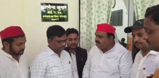 काशी को बदनाम करने की साजिश! सीवर से निकली बालू से भरी बोरियां, सपा नेताओं ने मेयर पर लगाया आरोप
