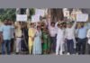 UP: शराब दुकानों की ओवररेटिंग पर भड़के किसान, मंडल आयुक्त कार्यालय पर किया प्रदर्शन