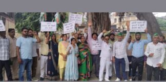 UP: शराब दुकानों की ओवररेटिंग पर भड़के किसान, मंडल आयुक्त कार्यालय पर किया प्रदर्शन