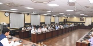 UP: वाराणसी में जलभराव पर योगी सरकार की सख्ती, जल निगम के अधिशासी अभियंता पर गिरी गाज