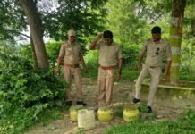 UP: अवैध कच्ची शराब के खिलाफ आबकारी विभाग की कार्रवाई, 35 लीटर शराब बरामद