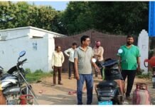UP: गैस एजेंसी पर ताला, सिलेंडर के इंतजार में घंटों खड़े रहे उपभोक्ता, सुबह से गैस लेने पहुंचे उपभोक्ताओं को नहीं मिला सिलेंडर