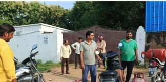 UP: गैस एजेंसी पर ताला, सिलेंडर के इंतजार में घंटों खड़े रहे उपभोक्ता, सुबह से गैस लेने पहुंचे उपभोक्ताओं को नहीं मिला सिलेंडर
