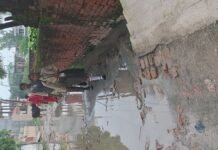 UP: गंदे पानी में डूबा रास्ता, फिसलकर गिर रहे बच्चे, शिकायतों के बाद भी हालात जस के तस
