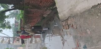 UP: गंदे पानी में डूबा रास्ता, फिसलकर गिर रहे बच्चे, शिकायतों के बाद भी हालात जस के तस