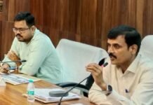 बलिया: विकास योजनाओं में लापरवाही पर डीएम सख्त, बीडीओ-एपीओ को निलंबन की चेतावनी, तीन ब्लॉकों के अफसरों का रोका वेतन