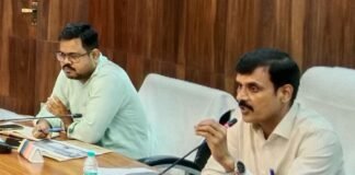 बलिया: विकास योजनाओं में लापरवाही पर डीएम सख्त, बीडीओ-एपीओ को निलंबन की चेतावनी, तीन ब्लॉकों के अफसरों का रोका वेतन