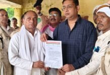 चंदौली: विनोद साहनी हत्याकांड में 5 करोड़ मुआवजा और सरकारी नौकरी की मांग, सपा कार्यकर्ताओं ने सौंपा ज्ञापन