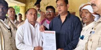 चंदौली: विनोद साहनी हत्याकांड में 5 करोड़ मुआवजा और सरकारी नौकरी की मांग, सपा कार्यकर्ताओं ने सौंपा ज्ञापन