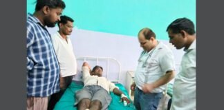 UP: धान के खेत में दवा छिड़क रहे किसान को सांप ने डसा, अस्पताल में भर्ती