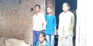 बलिया की खुशबू की कहानी, 19 की उम्र में मां-बाप का फर्ज निभा रही बेटी, सरकारी मदद का अब भी इंतजार