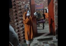 मुजफ्फरनगर में मंदिर में घुसे बाइक सवार बदमाश, CCTV कैमरे में कैद हुई तोड़फोड़ की घटना