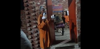 मुजफ्फरनगर में मंदिर में घुसे बाइक सवार बदमाश, CCTV कैमरे में कैद हुई तोड़फोड़ की घटना