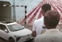 UP: अपने ही विधानसभा क्षेत्र के रेलवे अंडरब्रिज में फंसी बीजेपी विधायक की गाड़ी, विधायक हुए हलाकान, जनता ने कसा तंज