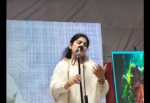 UP: तालियों और ठहाकों से गूंजा पंडाल, बाराबंकी में देर रात तक चला विराट कवि सम्मेलन, देशभर के कवियों ने बिखेरा रंग