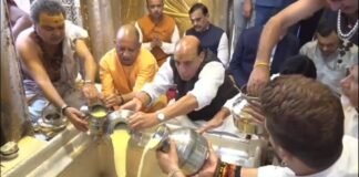 UP: PM मोदी के जन्मदिन पर काशी विश्वनाथ धाम पहुंचे राजनाथ-योगी, विशेष पूजा कर मांगी दीर्घायु की कामना, 76 किलो लड्डू बांटे
