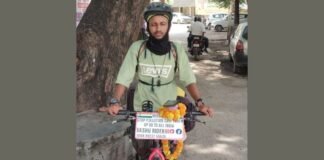 UP: 55% दिव्यांगता, फिर भी हौसला बुलंद, पर्यावरण-प्रदूषण को लेकर साइकिल से भारत भ्रमण पर निकले वासु राइडर