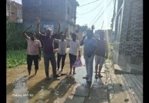 UP: बारिश के बाद नहीं थमा जलभराव, चंदासी में सड़क पर उतरकर लोगों ने किया प्रदर्शन