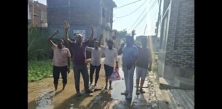 UP: बारिश के बाद नहीं थमा जलभराव, चंदासी में सड़क पर उतरकर लोगों ने किया प्रदर्शन