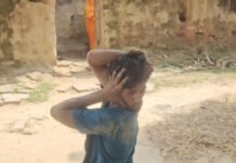 मिर्जापुर: युवक है या कोई करिश्मा! 180 डिग्री तक गर्दन मोड़कर दिखाया हैरतअंगेज कारनामा