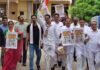 बांदा: UPI शुल्क के विरोध में कांग्रेस का हल्ला बोल, राज्यमंत्री के घर पहुंचकर किया अनोखा प्रदर्शन