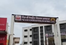 UP: हाथरस में स्कूली बच्चों की सुरक्षा पर सवाल, रोक के बावजूद ई-रिक्शा में ढोए जा रहे बच्चे